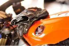 Sigma 85mm f/1.4 EX DG HSM  Sigma 85mm f/1.4 EX DG HSM : bikes, petrol, tank, gloves